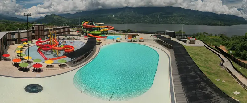 Vista aérea del Parque Acuático Trinitarios con sus piscinas y toboganes