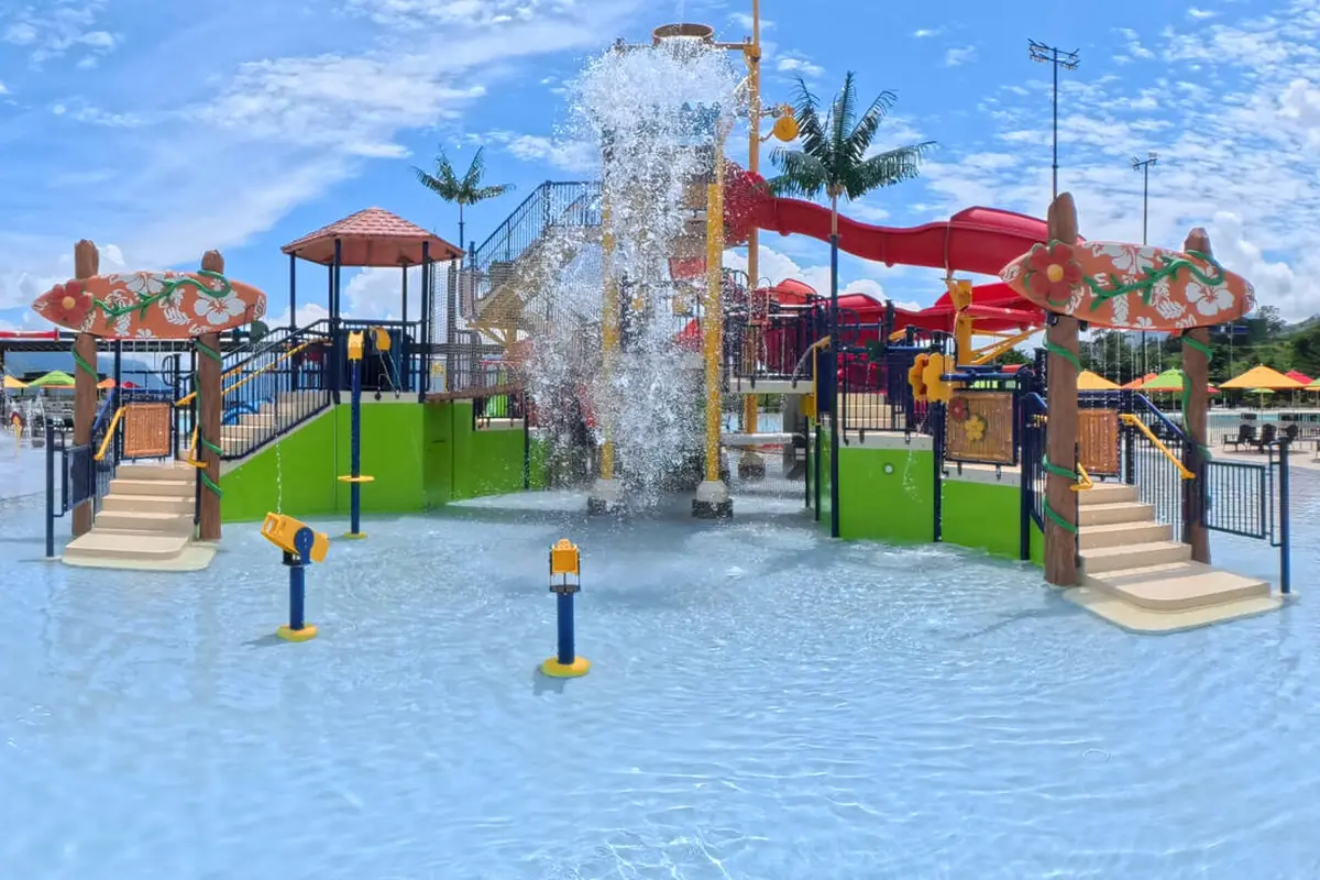 Zona infantil AquaKids con estructura de juegos y piscina de poca profundidad