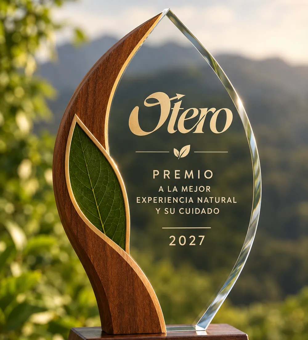 Galardón de la Selección Otero: pieza de madera y vidrio con una hoja verde y la inscripción «Premio a la mejor experiencia natural y su cuidado 2027»